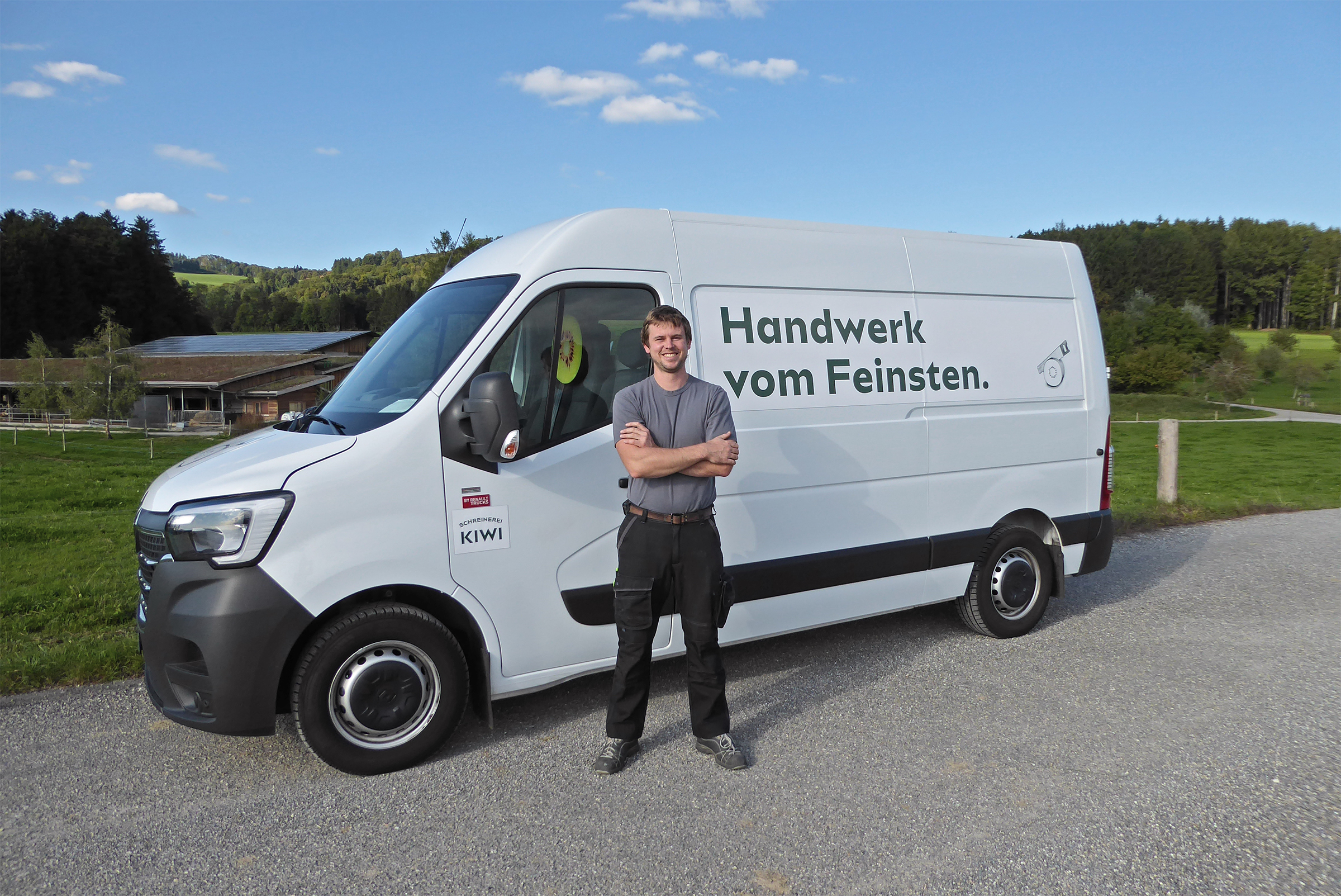 Gregor Meier steht vor dem Transporter-Bus der Schreinerei Kiwi